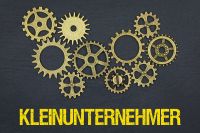 Foto: Zahnräder und Schriftzug Kleinunternehmer