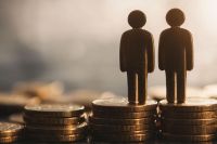 Foto: Figuren auf Münzstapel