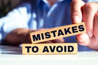 Foto: Bausteine mit Schriftzug MISTAKES TO AVOID